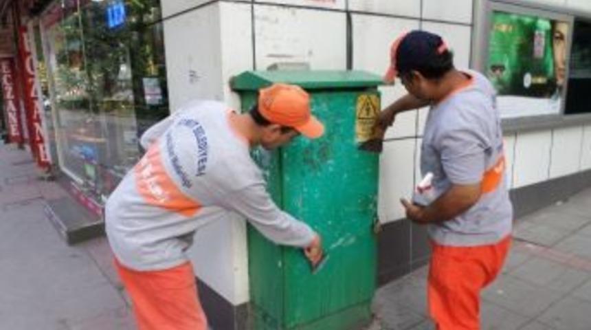 İzmit Belediyesi Ekipleri Afiş Temizliğinde
