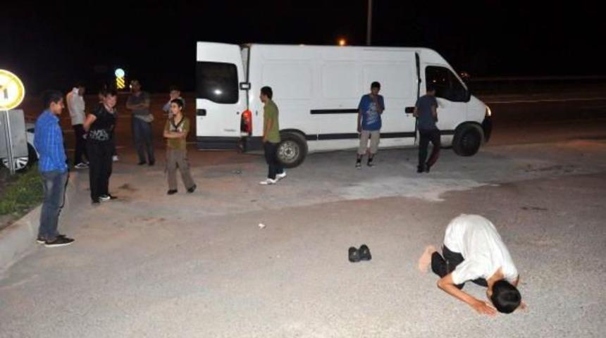 &Ccedil;anakkale'de 2 Minib&uuml;ste 73 Afgan Ka&ccedil;ak Yakalandı