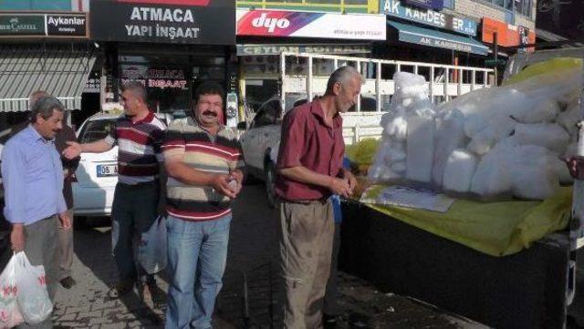 Dağdan Getirdikleri Karı Kent Merkezinde Satıyorlar