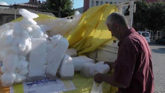 Dağdan Getirdikleri Karı Kent Merkezinde Satıyorlar