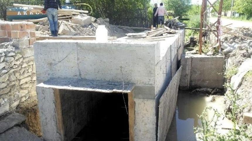 K&ouml;pr&uuml;, Menfez Ve Taş Duvar &Ccedil;alışmaları Devam Ediyor