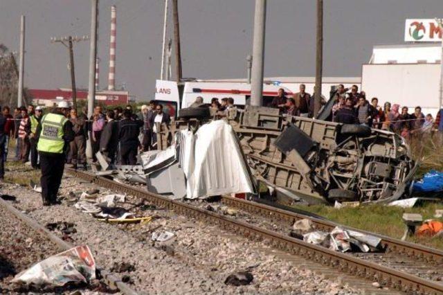 12 Kişinin Öldüğü Tren Faciasında Tcdd Bariyercisi 10, Şoför 5 Yıla Mahkum Oldu