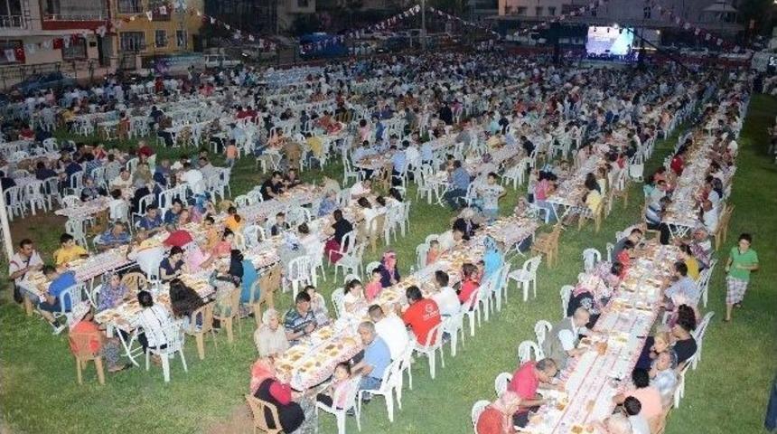 Mersin B&uuml;y&uuml;kşehir, Toroslar&rsquo;da Binlerce Kişiye İftar Verdi