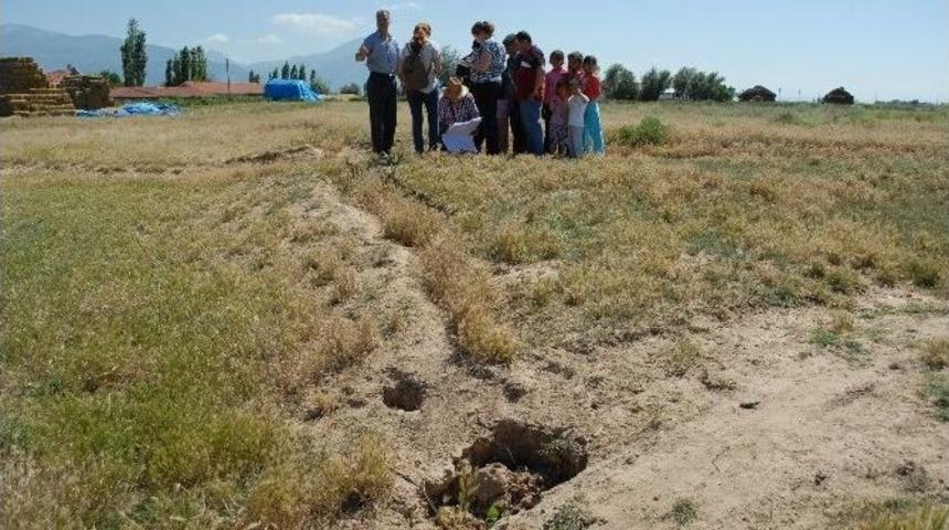 Bolvadin&rsquo;de Toprakta Oluşan Dev Yarıkların Nedeni Araştırılmaya Başlandı