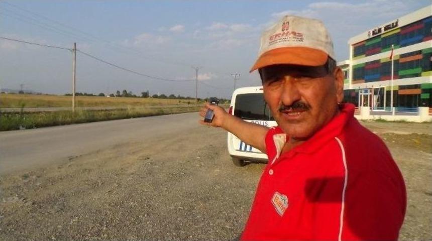 S&uuml;r&uuml;c&uuml;lere Kızan &Ccedil;ift&ccedil;i Trakt&ouml;r&uuml;yle Yolu Kapattı