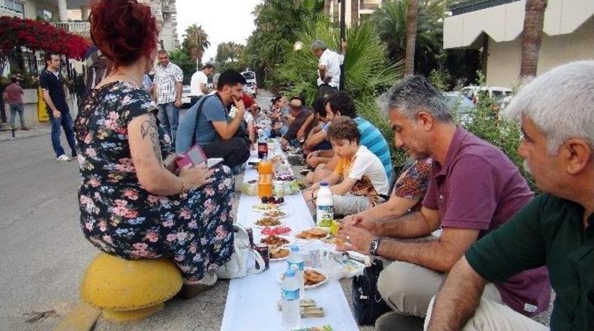 N&uuml;kleer Karşıtlarından Otel &Ouml;n&uuml;nde Alternatif İftar