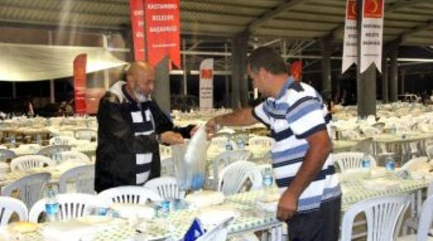 Engelliler İ&ccedil;in İftar Sofralarından Kapak Topluyor