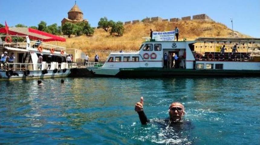 Tek Kollu Milli Sporcu, Temiz Van G&ouml;l&uuml; I&ccedil;in Akdamar'a Y&uuml;zd&uuml;