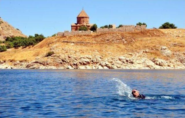 Tek Kollu Milli Sporcu, Temiz Van Gölü Için Akdamar'a Yüzdü