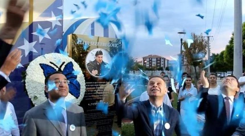 Aliye İzzet Begovi&ccedil; Parkı'nda Srebrinitza Katliamı Lanetlendi