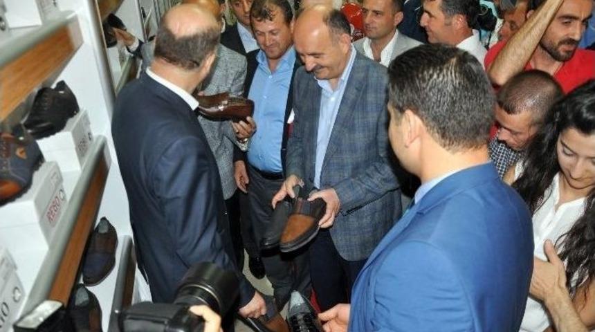 Esnaf Ziyareti Yapan Sağlık Bakanı 3 &Ccedil;ift Ayakkabı Aldı
