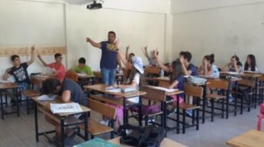 Ayvalık&rsquo;ta 15 Eyl&uuml;l Ortaokulu &Ouml;ğrencilerini Yaz Kurslarıyla Destekliyor