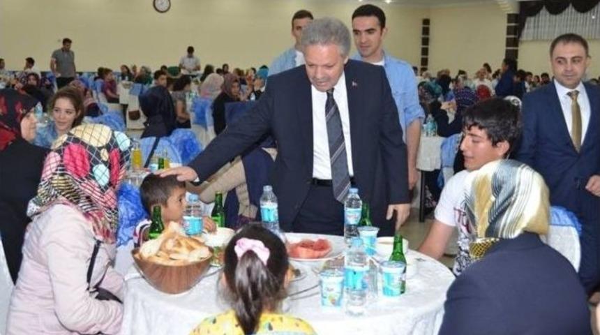 Vali Kahraman Orucunu &Ouml;ks&uuml;z Ve Yetim &Ccedil;ocuklarla Birlikte A&ccedil;tı