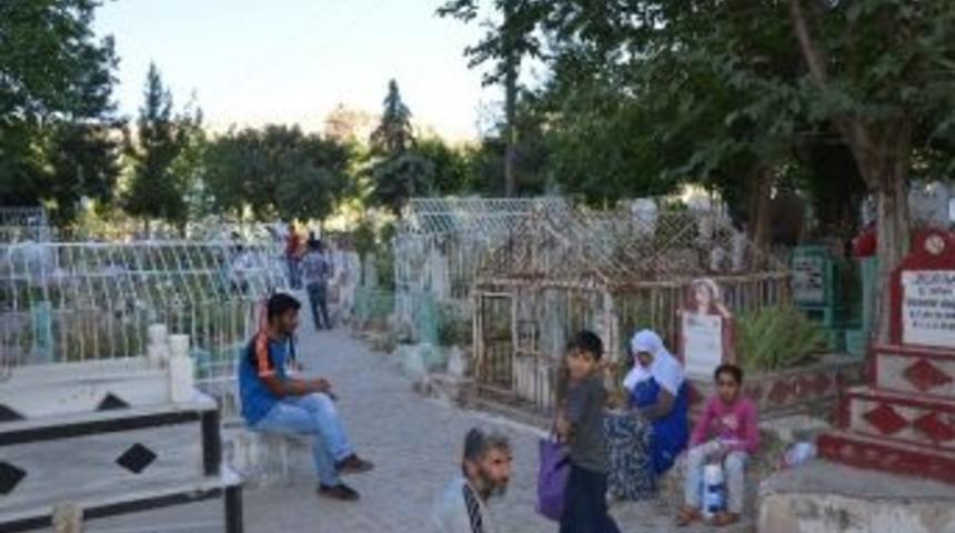 Silvan&rsquo;da Mezarlıkların Temizlenmemesine Tepki