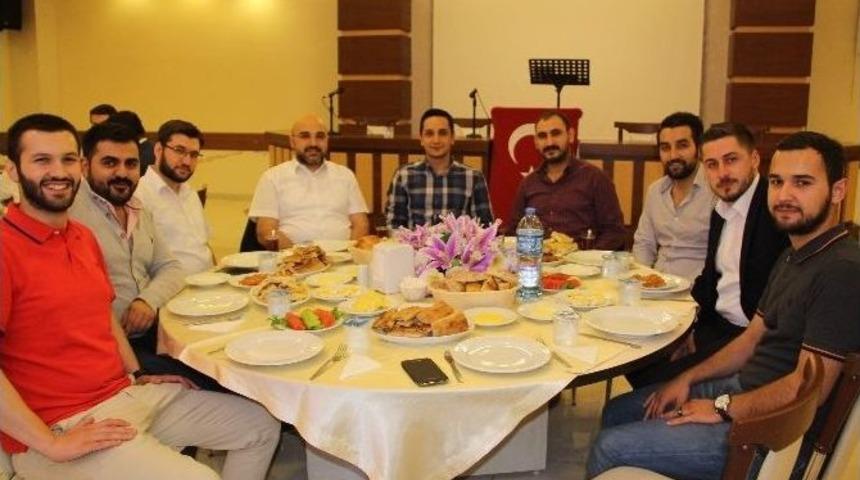 Gen&ccedil; M&uuml;siad &Uuml;yeleri &Ouml;ğrencilerle Sahur Yaptı