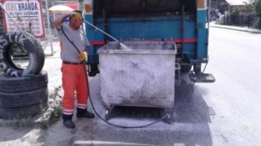 İzmit&rsquo;te &Ccedil;&ouml;p Konteynerlerı S&uuml;rekli Yıkanıyor