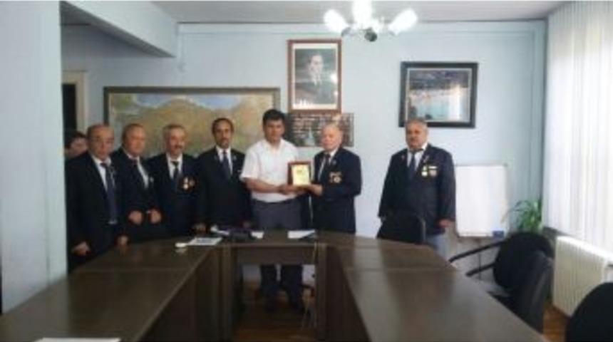 Gazilerden Başkan Ertan Şahin&rsquo;e &lsquo;destek&rsquo; Plaketi