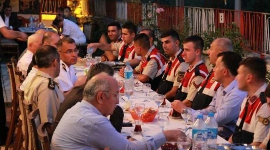 Vali Azizoğlu Askerlerle İftarda Buluştu