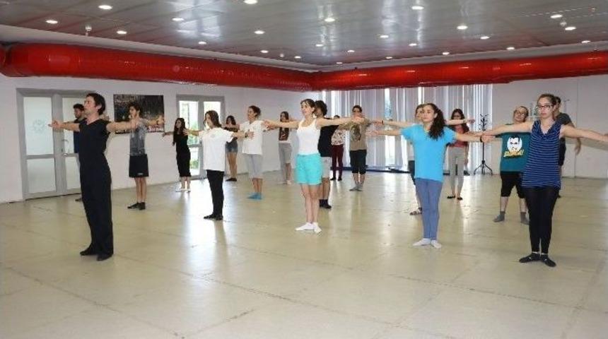 Manisa&rsquo;da D&uuml;nya Dansları Topluluğu Se&ccedil;meleri Başlıyor