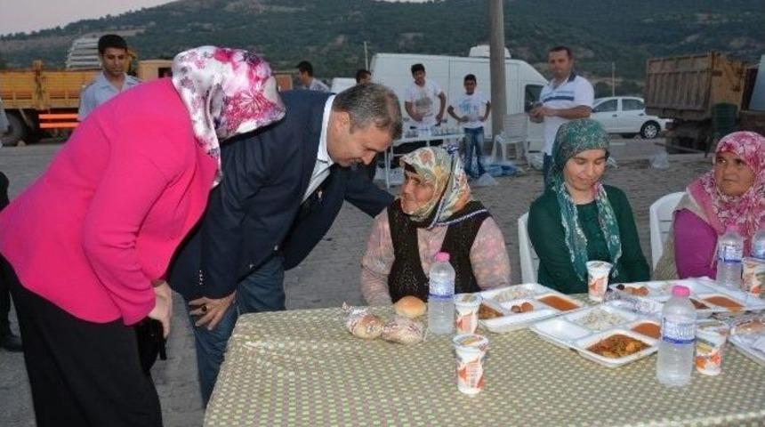 Başkan &Ccedil;er&ccedil;i İftarda Vatandaşlarla Buluştu