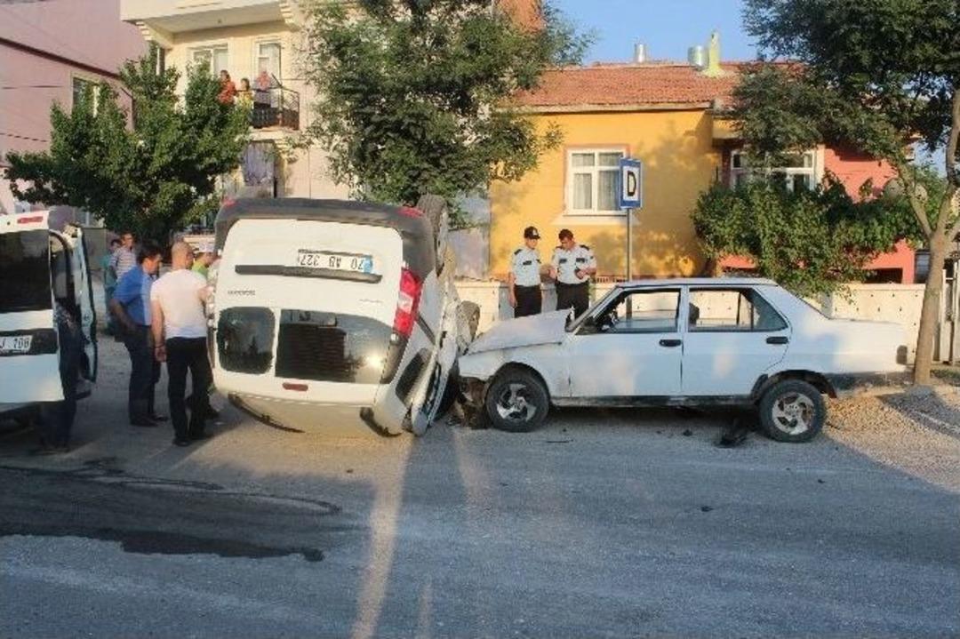 Polis Aracı İle Otomobil &Ccedil;arpıştı: 3 Yaralı