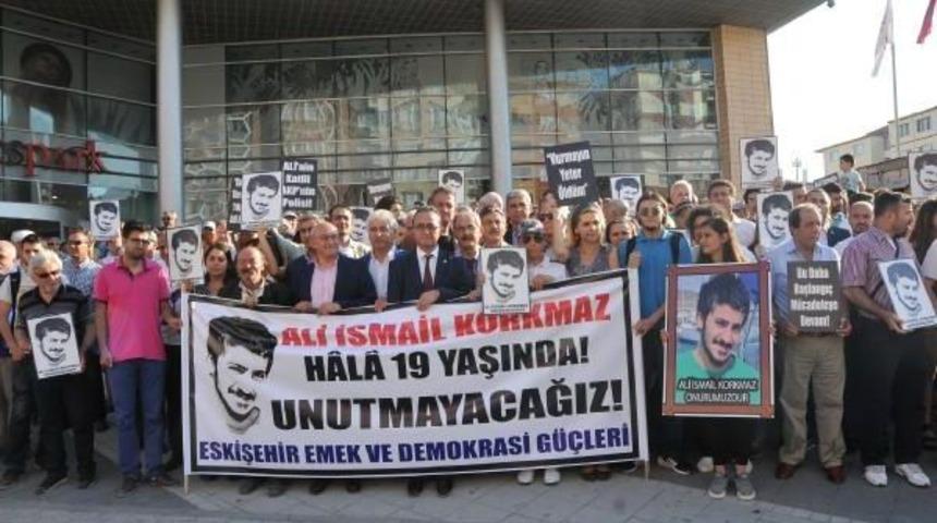 Ali İsmail Korkmaz, Eskişehir'deki Heykelinin &Ouml;n&uuml;nde Anıldı