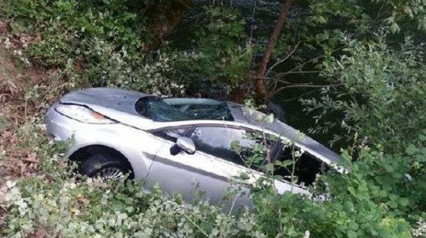 Otomobil Dereye U&ccedil;up Suya G&ouml;m&uuml;ld&uuml;: 1 Kayıp, 1 Yaralı