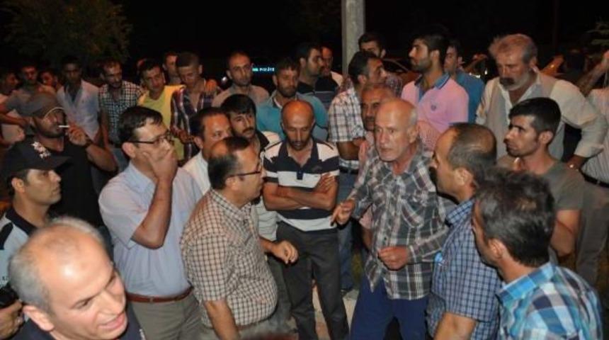 Yolcu Minib&uuml;s&uuml; Yayaya &Ccedil;arptı, Mahalleli Yolu Kapattı