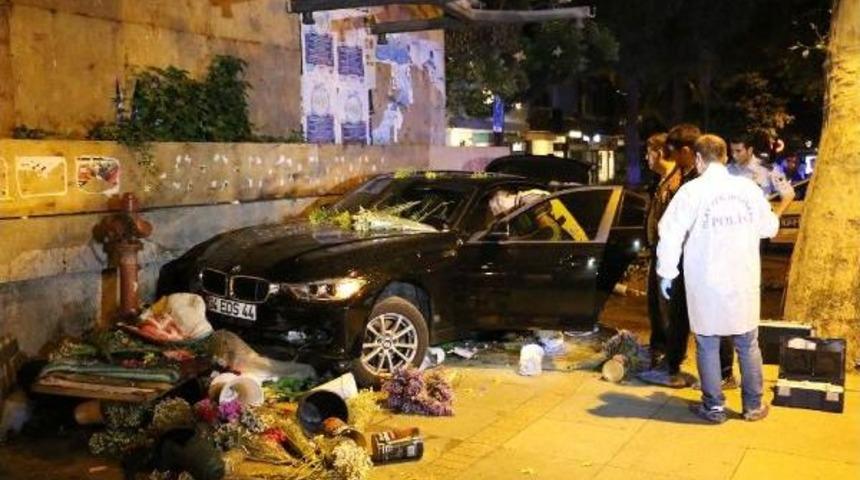 Kadık&ouml;y'de Kontrolden &Ccedil;ıkan Otomobil Yol Kenarındaki &Ccedil;i&ccedil;ek&ccedil;iye &Ccedil;arptı: 1 &Ouml;l&uuml;