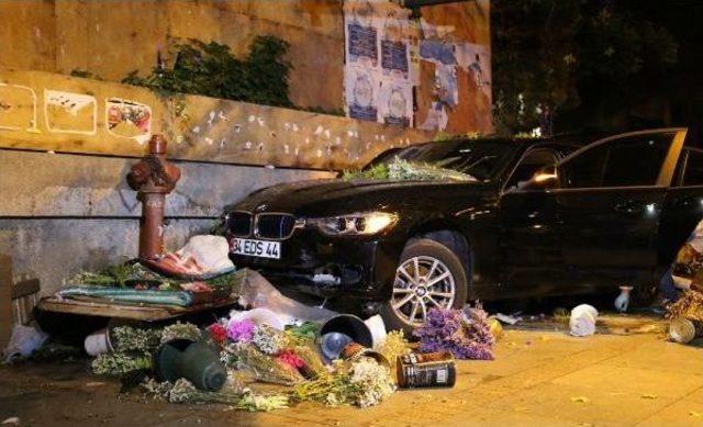 Kadıköy'de Kontrolden Çıkan Otomobil Yol Kenarındaki Çiçekçiye Çarptı: 1 Ölü