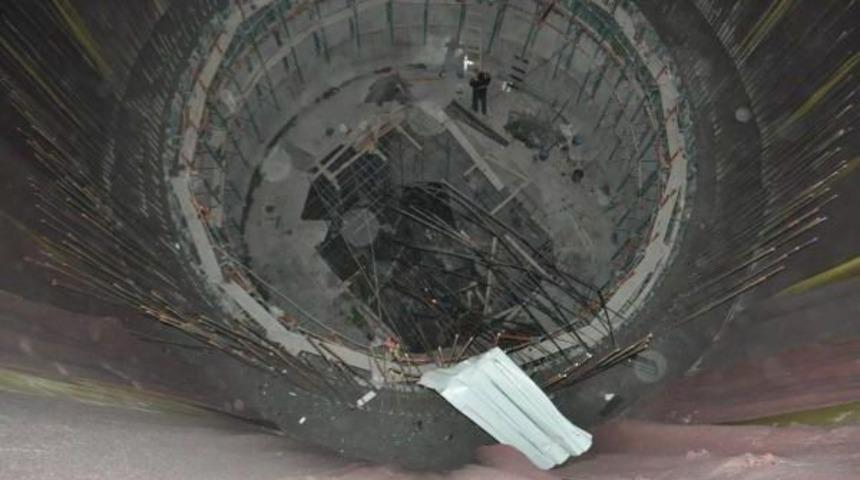 Metro Inşaatının &Ccedil;ukuruna D&uuml;şen Otomobilden Sağ &Ccedil;ıktı