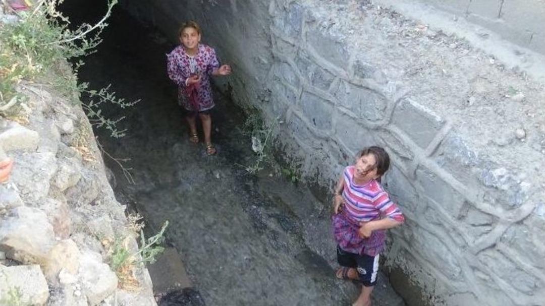 Suriyeli &Ccedil;ocuklar Dereye Girerek Serinledi