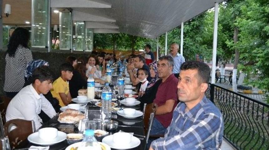 Muş&rsquo;ta Onkoloji Hastaları İftar Sofrasında Bir Araya Geldi