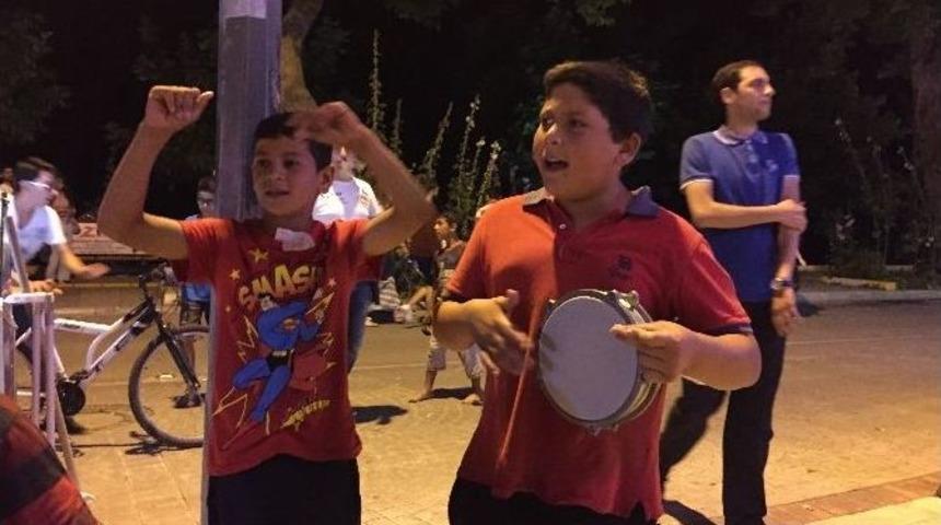 &Ccedil;ocuklar Bayram Har&ccedil;lığını Darbuka &Ccedil;alarak &Ccedil;ıkarıyorlar