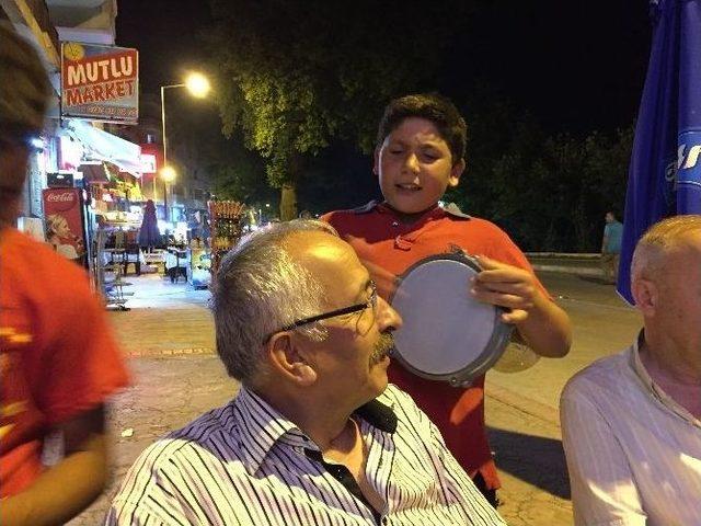 Çocuklar Bayram Harçlığını Darbuka Çalarak Çıkarıyorlar