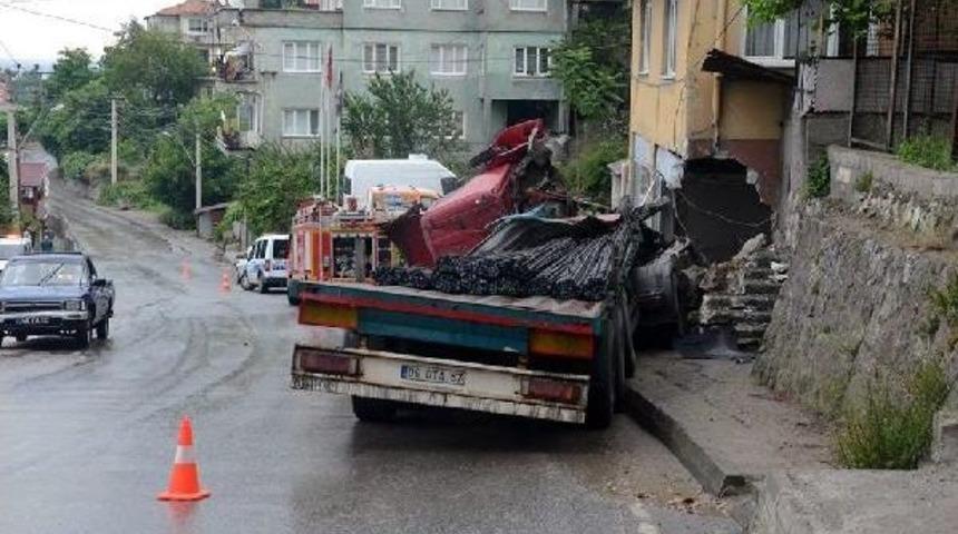 Tır, 3 Katlı Binaya &Ccedil;arptı