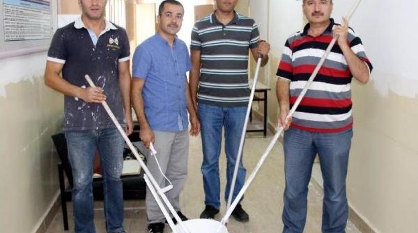 Okulu M&uuml;d&uuml;r, Yardımcıları Ve &Ouml;ğretmenler Boyuyor