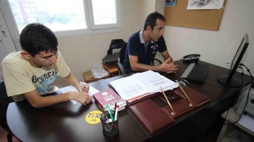 Bayraklı Belediyesi’nden Öğrencilere Tercih Desteği