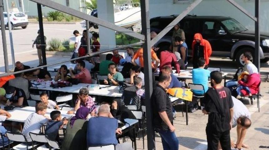 Marmaris&rsquo;te Tekneleri Batan M&uuml;lteciler Kurtarıldı