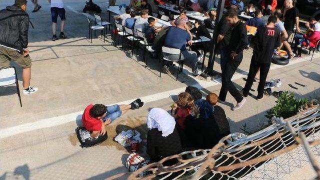 Marmaris&rsquo;te Tekneleri Batan M&uuml;lteciler Kurtarıldı 1