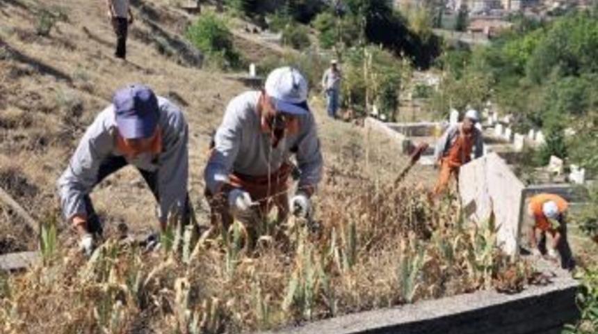 Mamak Belediyesi&rsquo;nden Mezarlıklara Bayram Temizliği