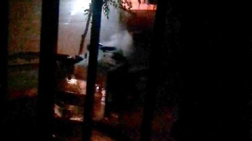 Şırnak'ta G&ouml;stericilere M&uuml;dahale Eden Zırhlı Polis Aracı Devrildi