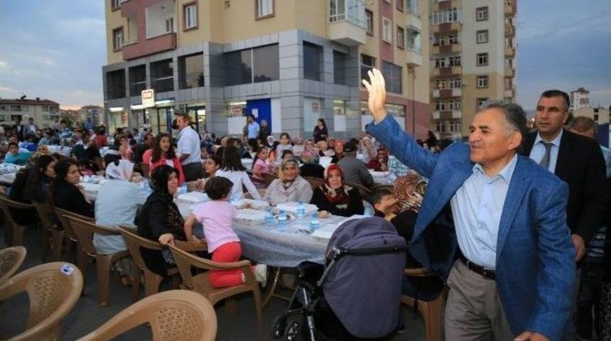 Melikgazi Belediye Başkanı B&uuml;y&uuml;kkılı&ccedil; Keykubat Halkı İle İftar Yemeğinde