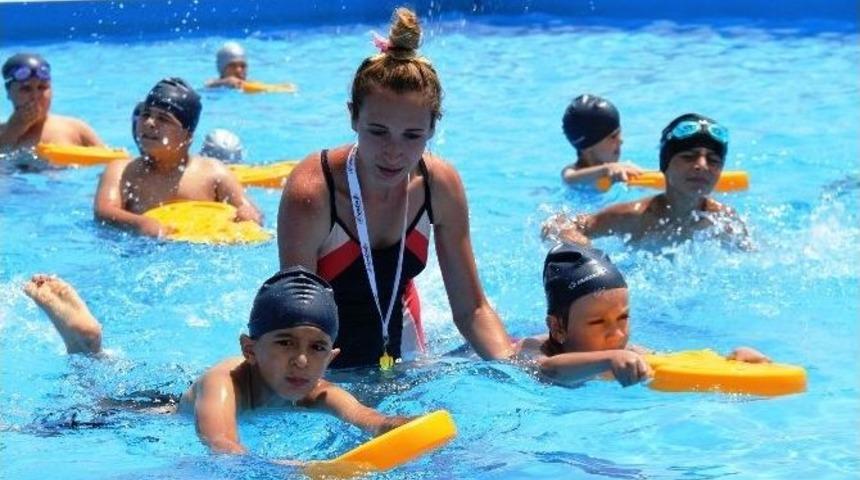 &Ouml;ğrenciler Havuzlara Akın Ediyor