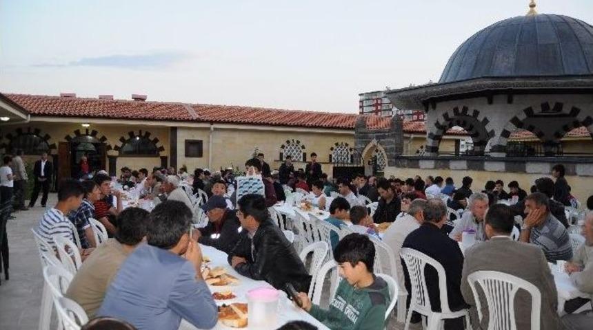 Yozgat Bilal Şahin K&uuml;lliyesinde Hafızlara Ve Vatandaşlara İftar Yemeği Verildi