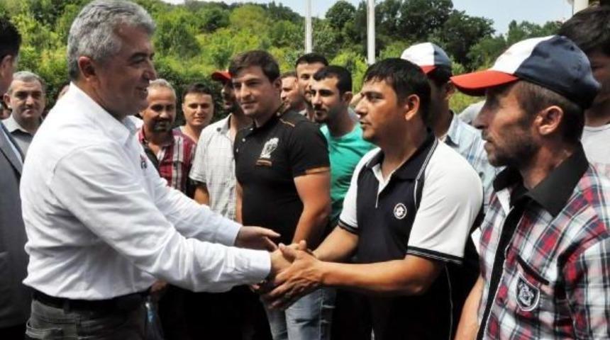 Chp'li Akkaya'dan 2 Asgari &Uuml;cret Eylemi Yapan Madencilere Destek