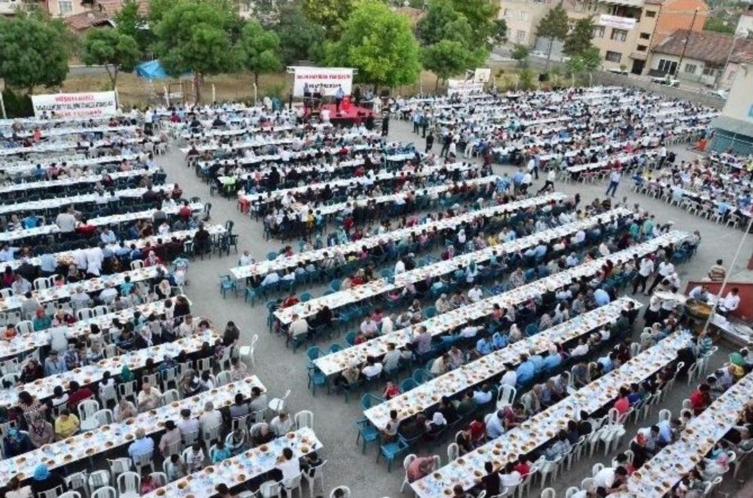 İşadamı Erdoğan&rsquo;dan İkinci B&uuml;y&uuml;k Sokak İftarı