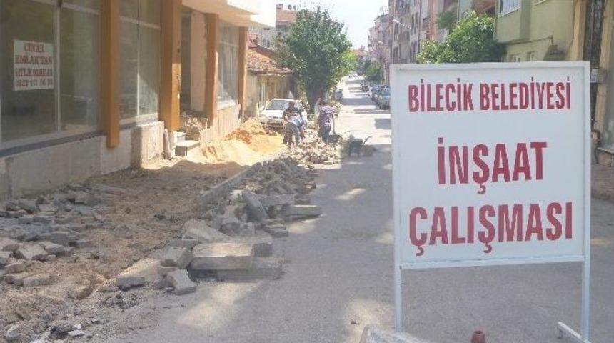 Bozulan Kaldırımlar Tamir Ediliyor