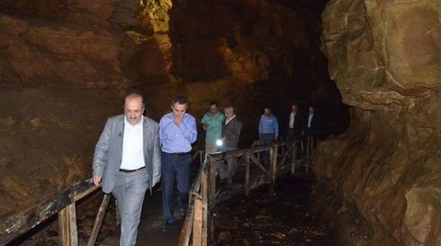 Başkan G&uuml;mr&uuml;k&ccedil;&uuml;oğlu, &Ccedil;al Mağarasında İncelemelerde Bulundu
