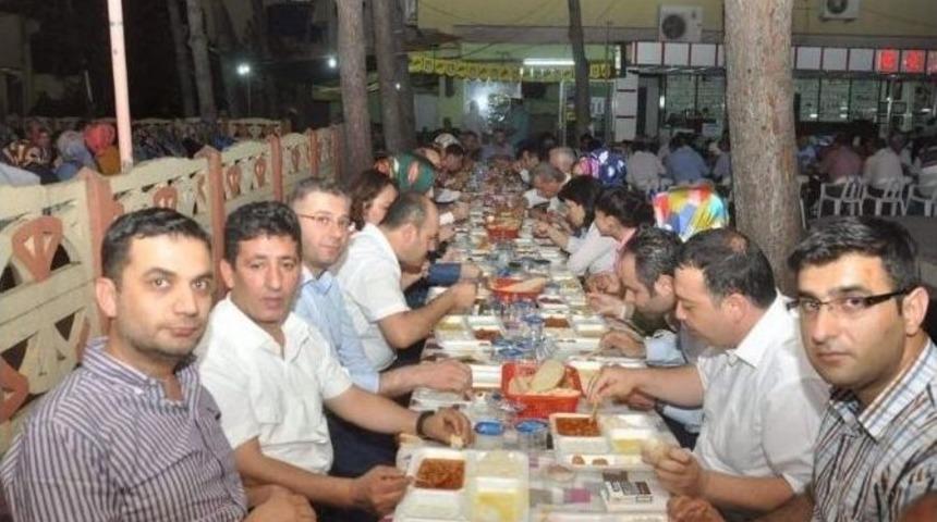 Ak Partili G&uuml;rcan, Ahmetli&rsquo;de İftara Katıldı